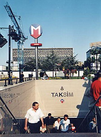 Dobner Metalldecken in U-Bahnh&ouml;fen von Istanbul, T&uuml;rkei